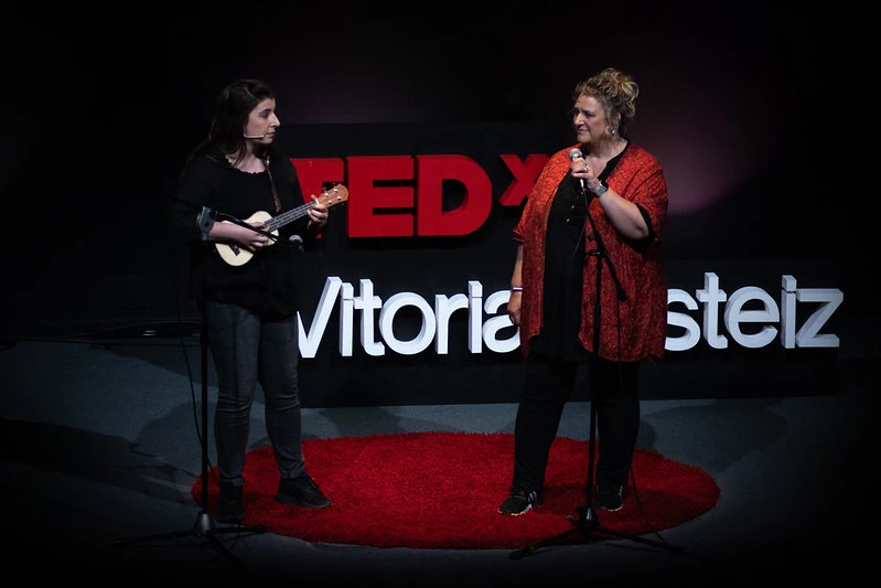 Actuación Elena eta Maddi en TEDxVitoriaGasteiz - Lo que te perdiste si no viniste a Upside Down.